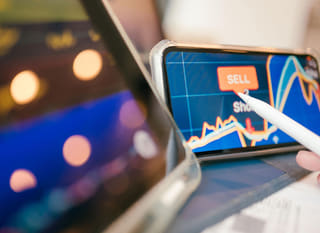Trader koji analizira višetržišne opcije za Bitcoin, Ethereum i forex